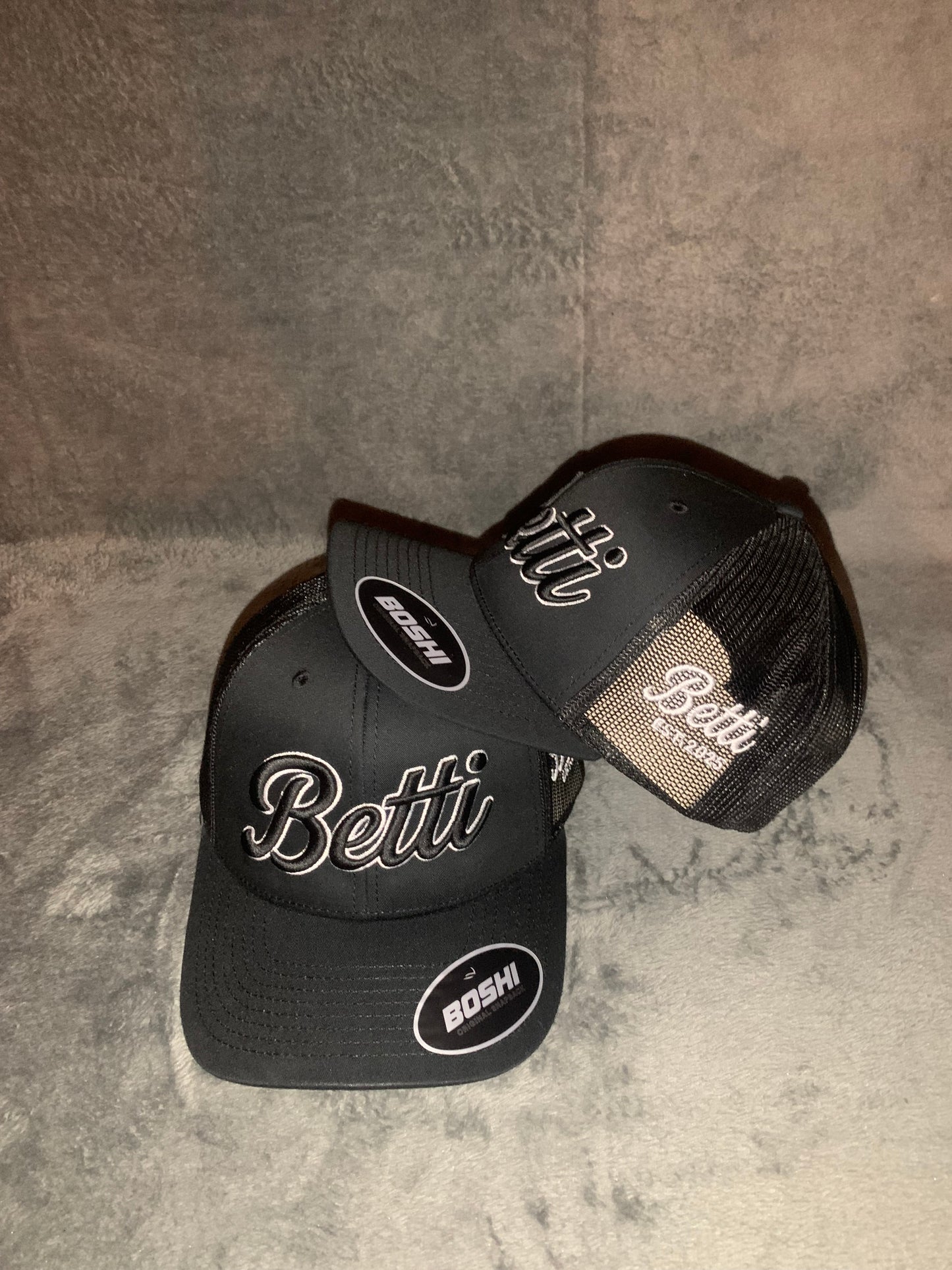 Betti Essential Black Cap