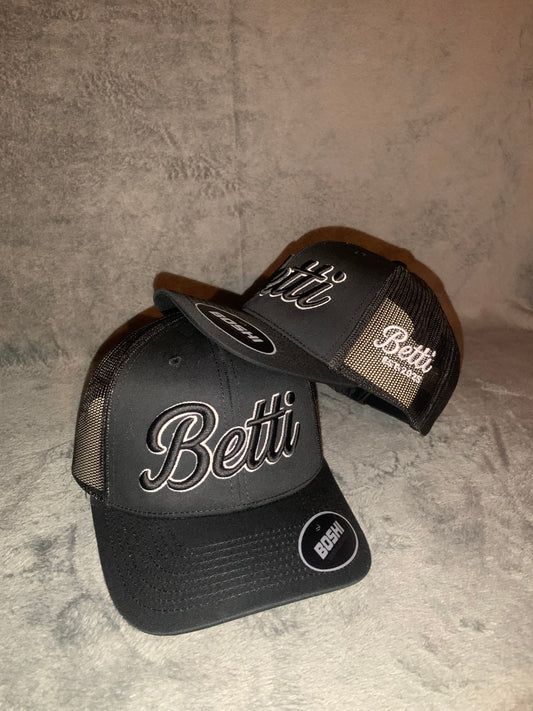 Betti Essential Black Cap